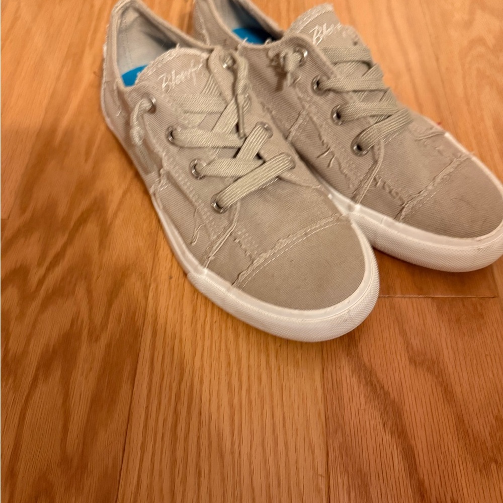 Blowfish Women’s Tan Sneakers 9.5M NWOB